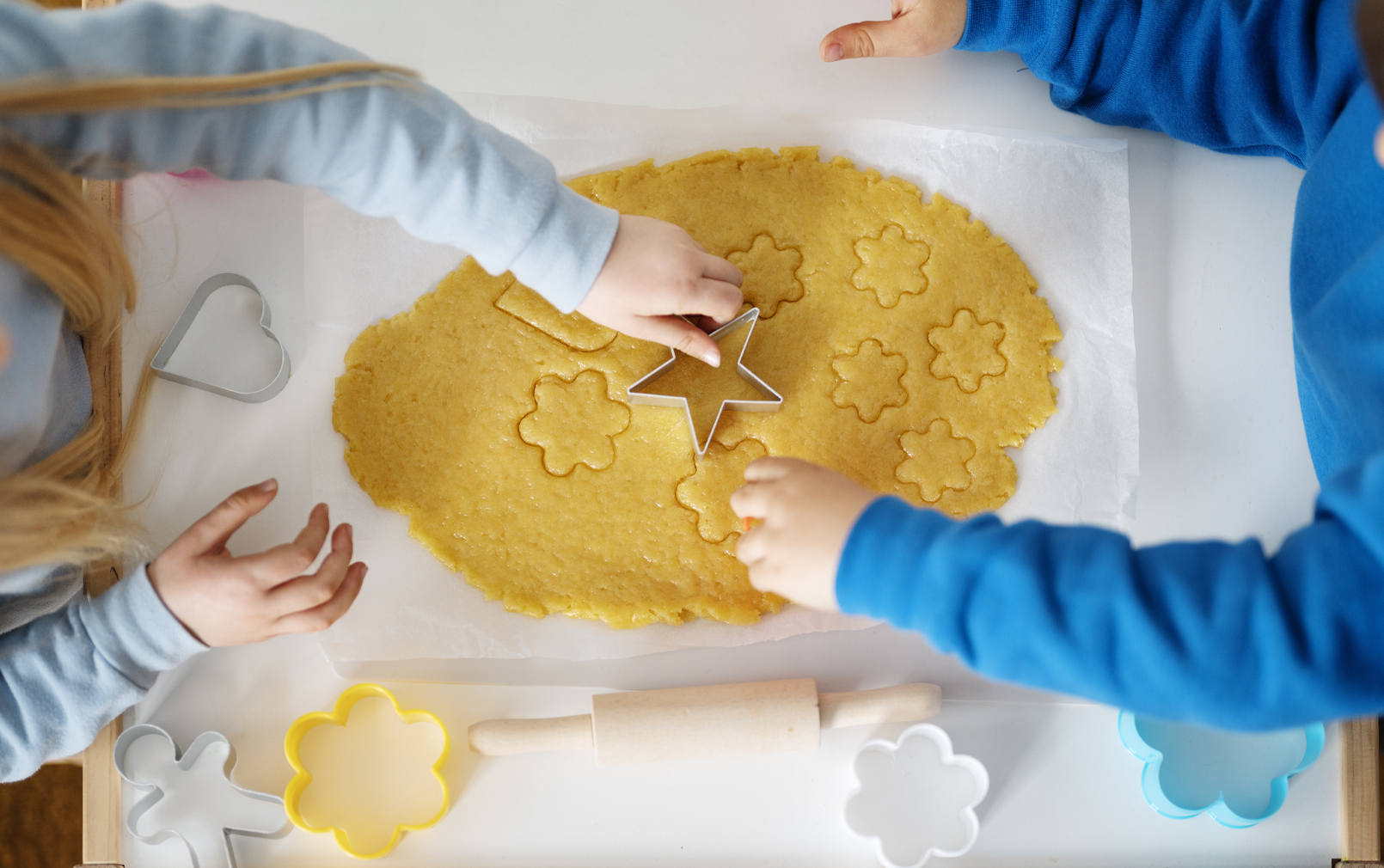 enfants qui font des biscuits